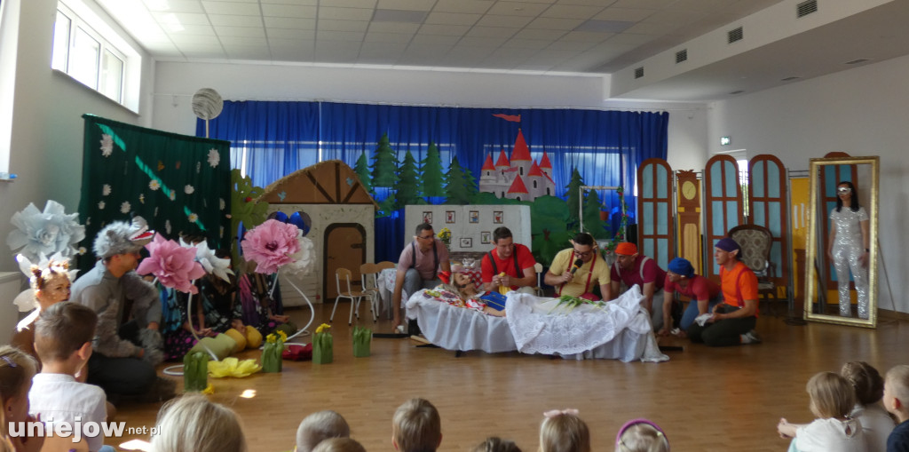 W Miejskim Przedszkolu w Uniejowie rodzice wystąpili w „ Królewnie Śnieżce i siedmiu krasnoludkach\