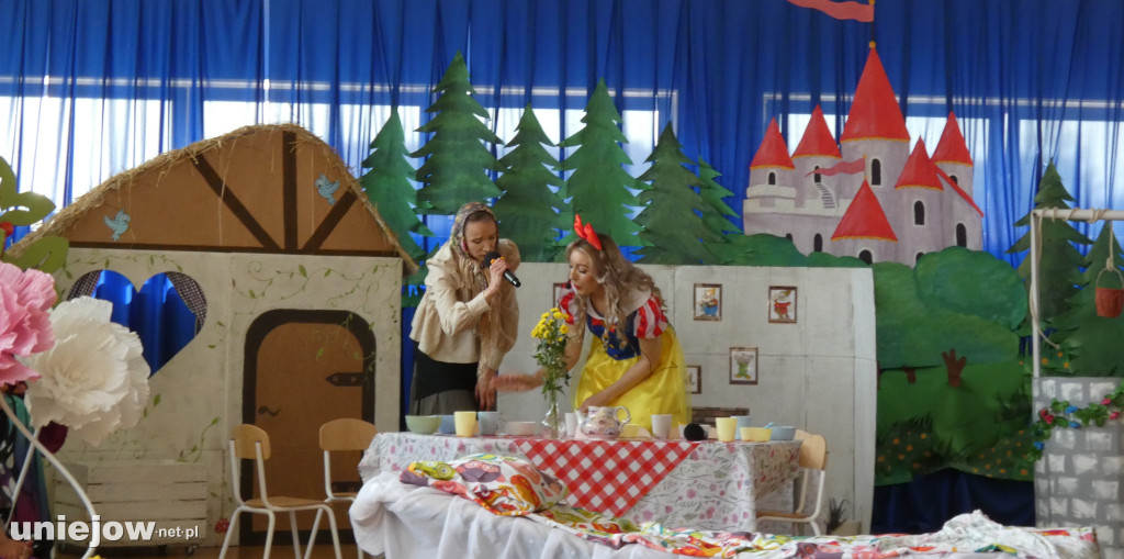 W Miejskim Przedszkolu w Uniejowie rodzice wystąpili w „ Królewnie Śnieżce i siedmiu krasnoludkach\