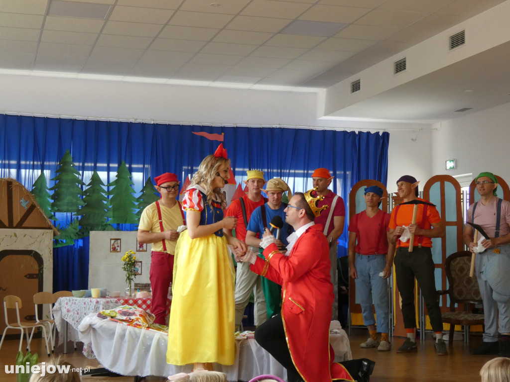 W Miejskim Przedszkolu w Uniejowie rodzice wystąpili w „ Królewnie Śnieżce i siedmiu krasnoludkach\