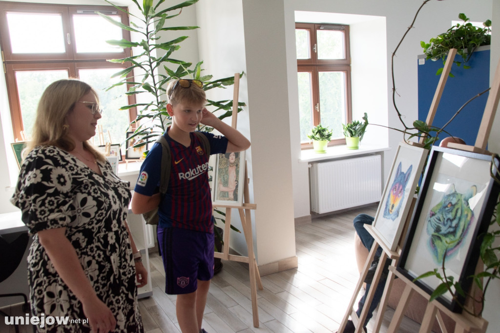 Z pasją do haftowania. Otwarto wystawę prac Adrianny Bartnik
