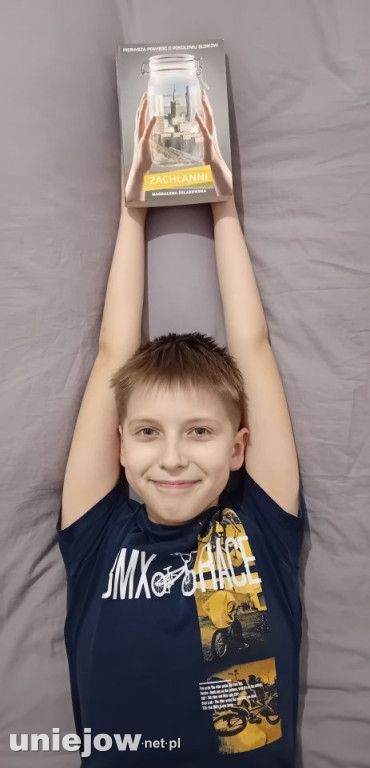 „Sleeveface, czyli ubierz się w książkę”.
