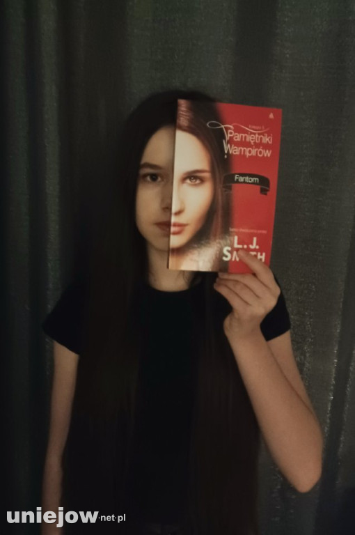 „Sleeveface, czyli ubierz się w książkę”.