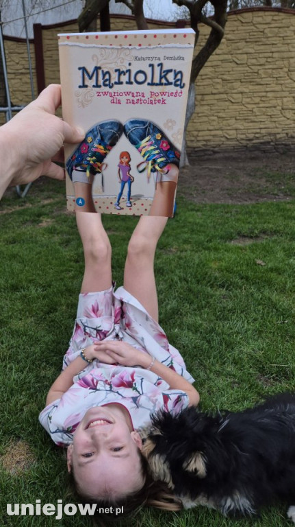 „Sleeveface, czyli ubierz się w książkę”.