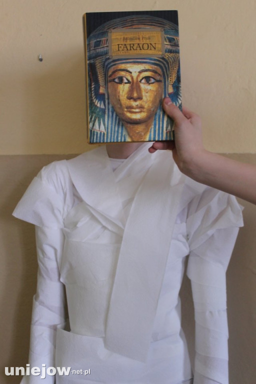 „Sleeveface, czyli ubierz się w książkę”.