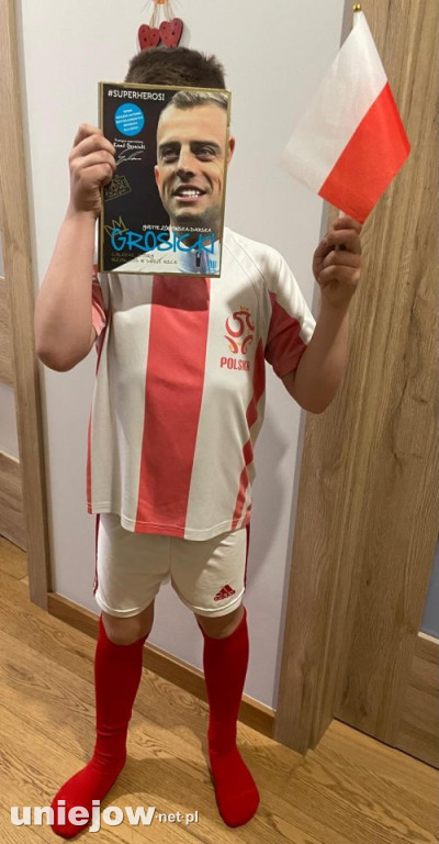 „Sleeveface, czyli ubierz się w książkę”.