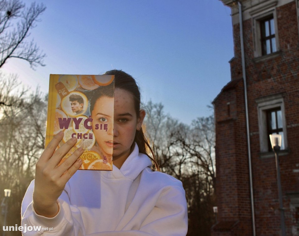 „Sleeveface, czyli ubierz się w książkę”.