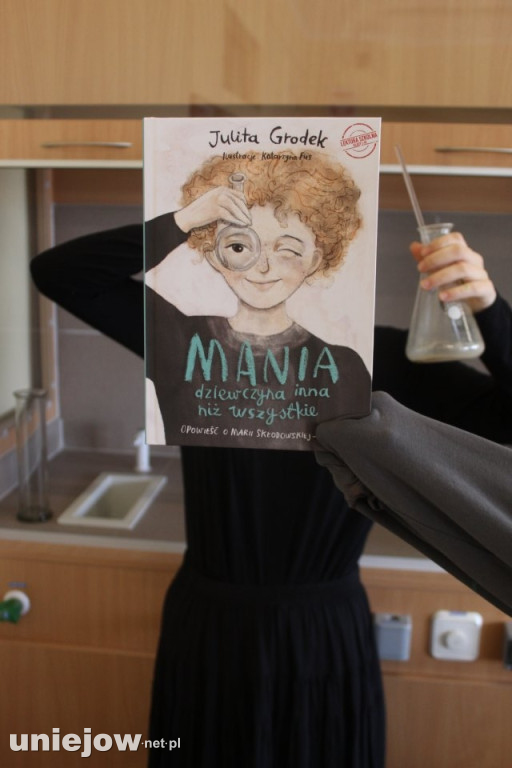 „Sleeveface, czyli ubierz się w książkę”.