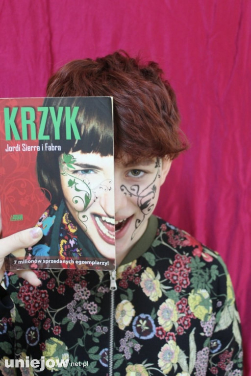 „Sleeveface, czyli ubierz się w książkę”.