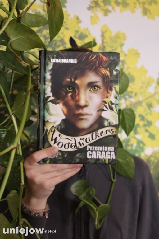 „Sleeveface, czyli ubierz się w książkę”.