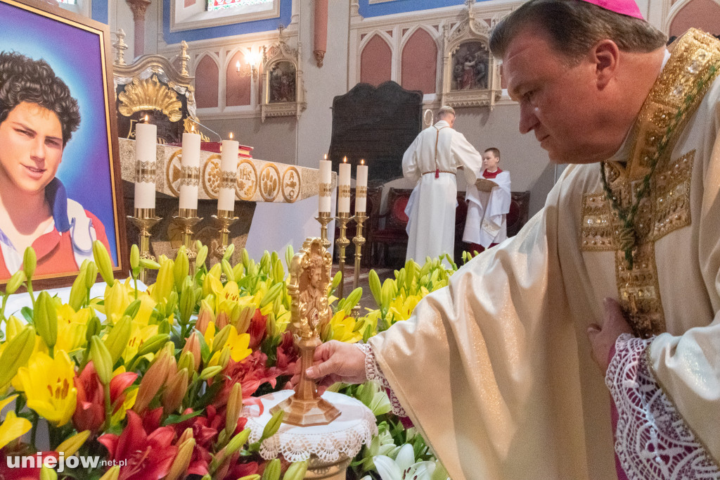 Relikwie błogosławionego Carlo Acutisa wprowadzono do bazyliki w Uniejowie