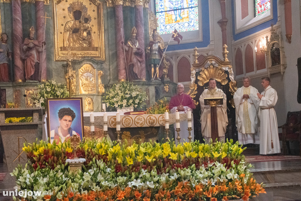 Relikwie błogosławionego Carlo Acutisa wprowadzono do bazyliki w Uniejowie