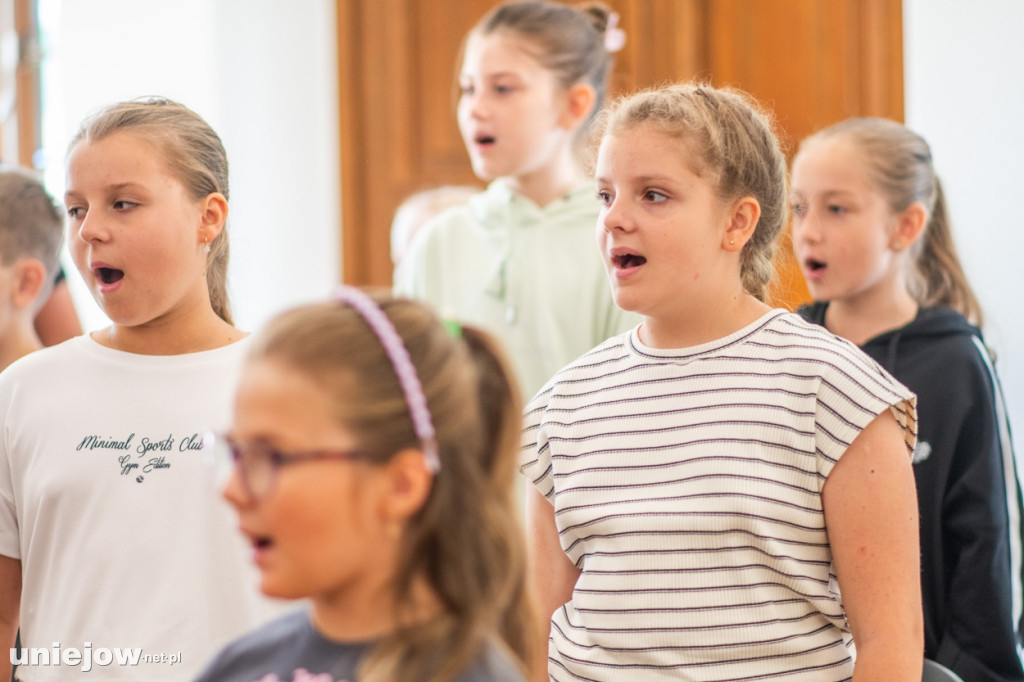 Aktorki Teatru Muzycznego ROMA szkolą w Uniejowie młodych wokalistów
