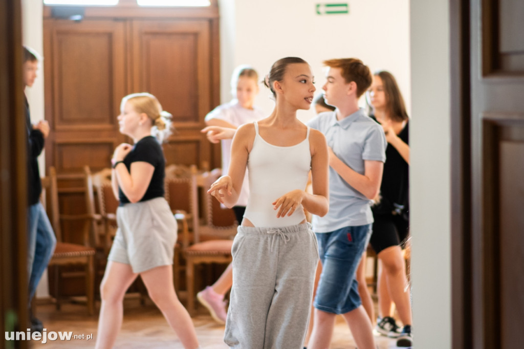 Aktorki Teatru Muzycznego ROMA szkolą w Uniejowie młodych wokalistów