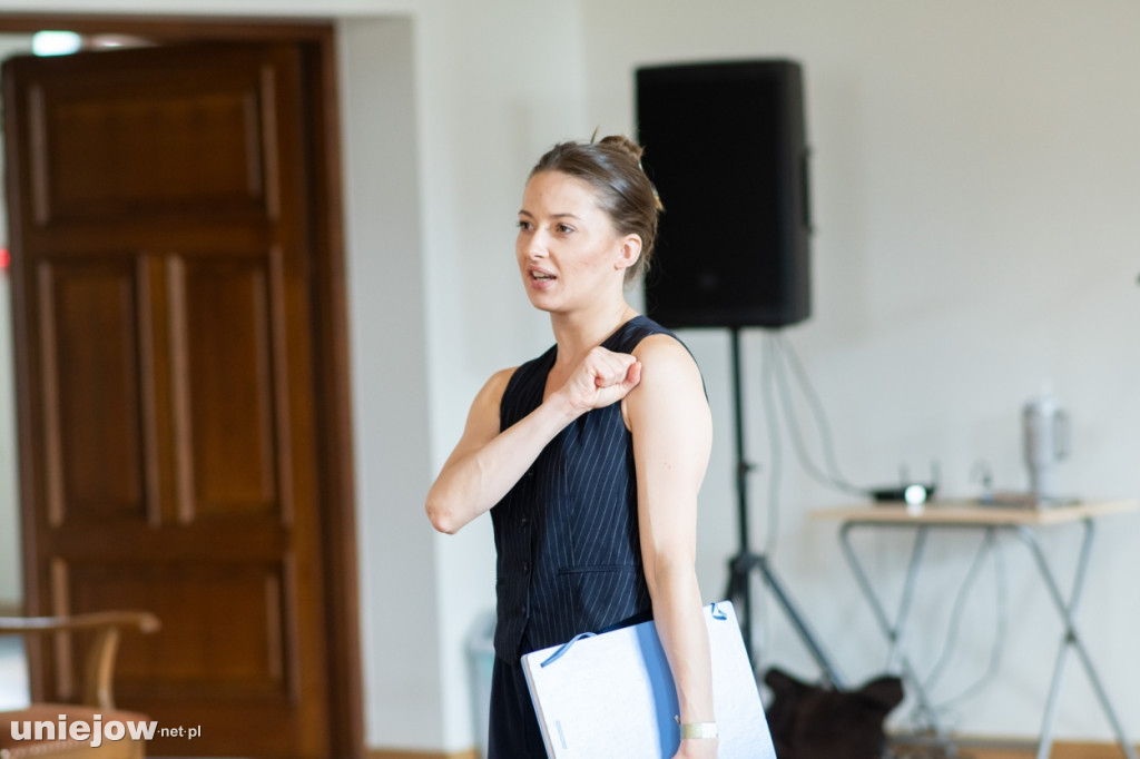 Aktorki Teatru Muzycznego ROMA szkolą w Uniejowie młodych wokalistów
