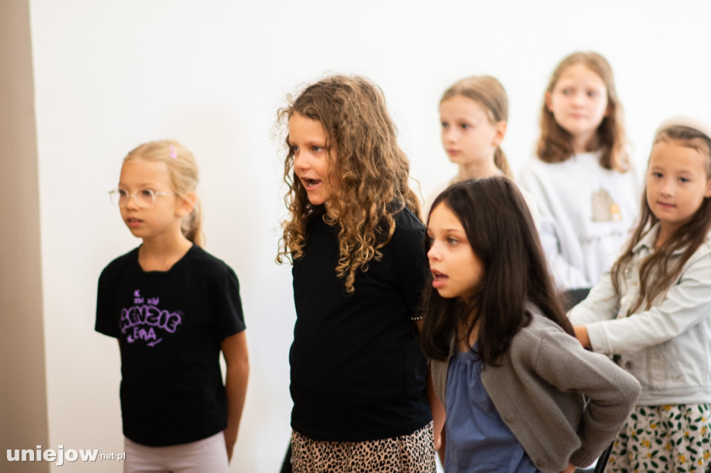 Aktorki Teatru Muzycznego ROMA szkolą w Uniejowie młodych wokalistów