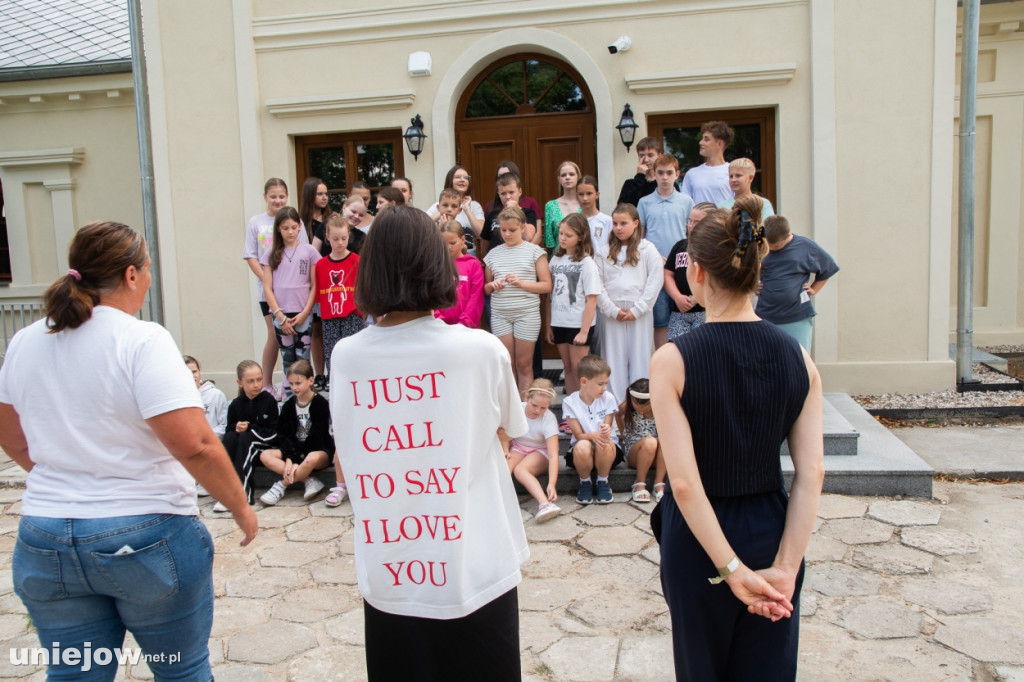 Aktorki Teatru Muzycznego ROMA szkolą w Uniejowie młodych wokalistów