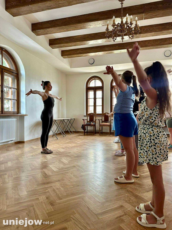 Aktorki Teatru Muzycznego ROMA szkolą w Uniejowie młodych wokalistów