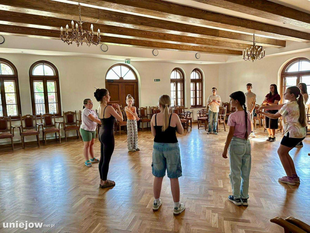 Aktorki Teatru Muzycznego ROMA szkolą w Uniejowie młodych wokalistów