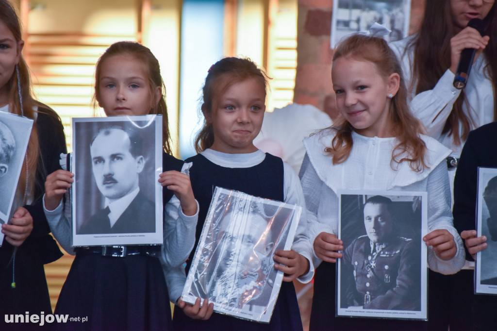 W Uniejowie wyjątkowo obchodzono imieniny szkoły