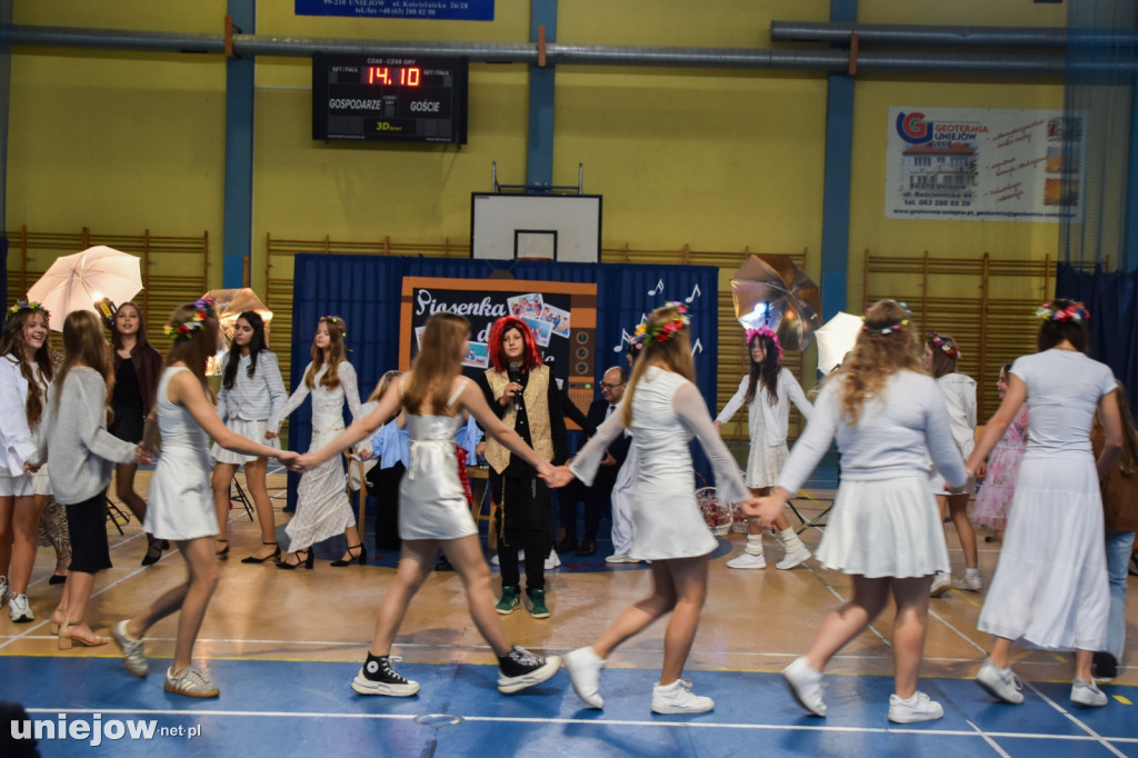Koncert życzeń na Dzień Nauczyciela w Uniejowie