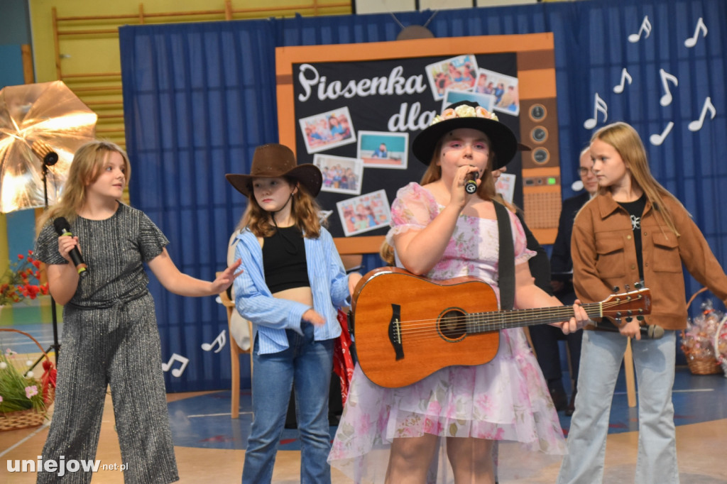 Koncert życzeń na Dzień Nauczyciela w Uniejowie