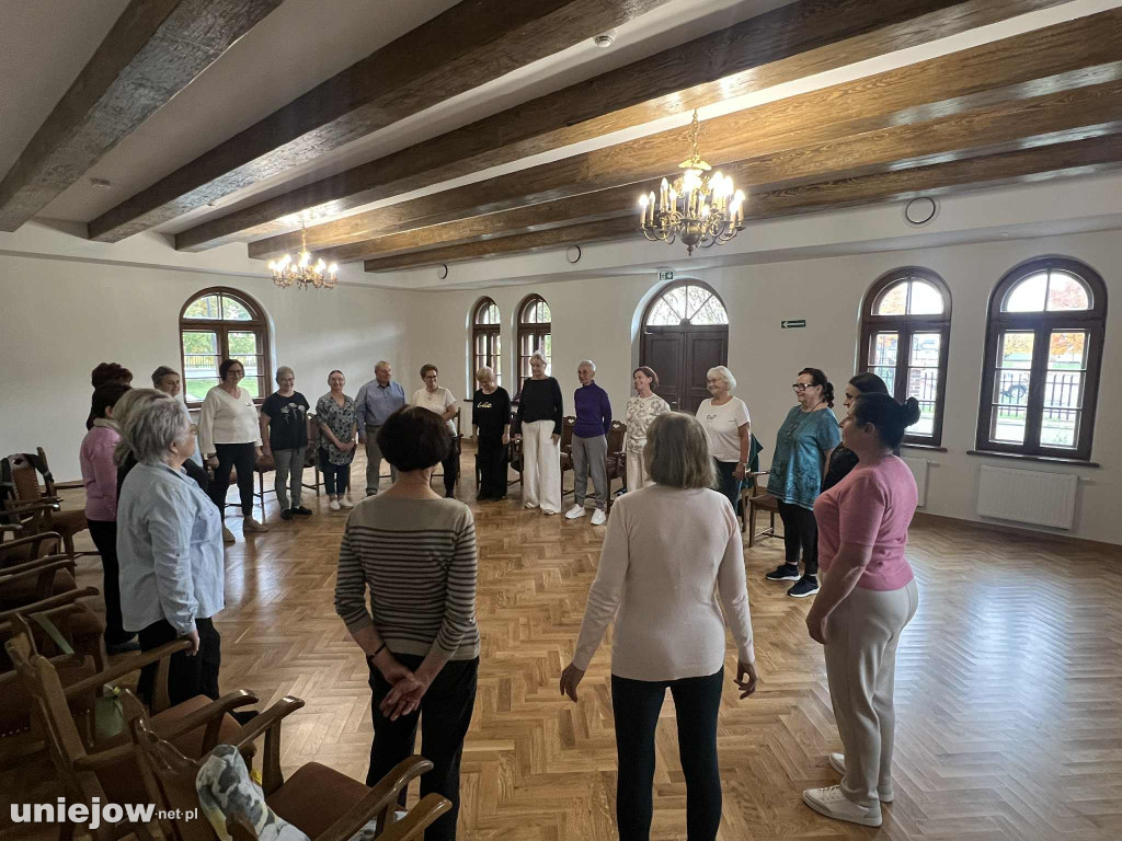 Młodzież i seniorzy na warsztatach