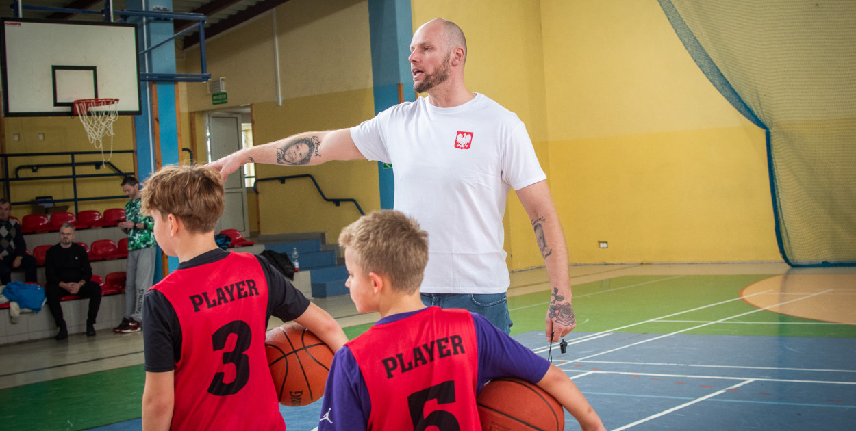 Były gracz NBA Maciej Lampe ściąga koszykówkę do Uniejowa