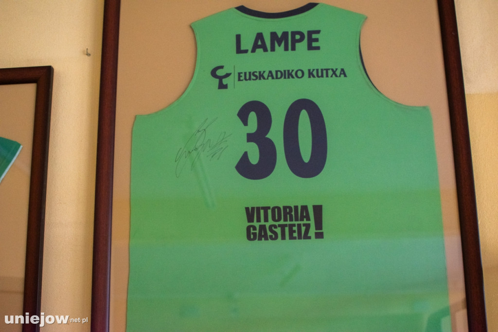 Były gracz NBA Maciej Lampe ściąga koszykówkę do Uniejowa