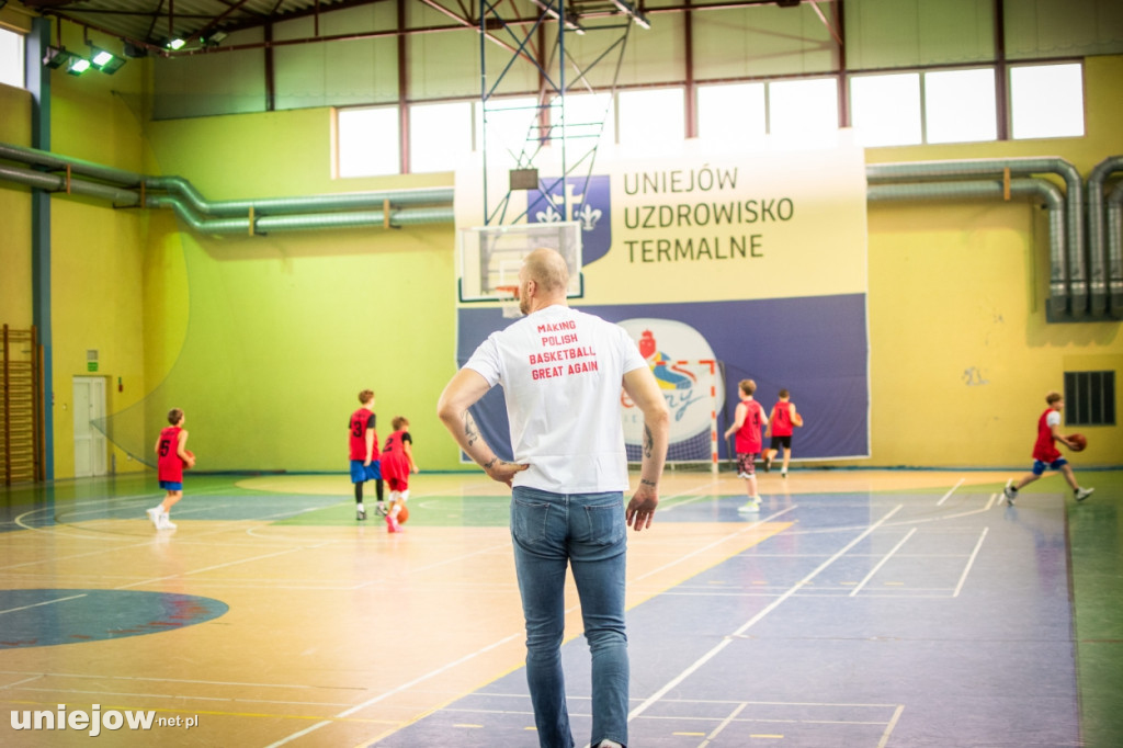 Były gracz NBA Maciej Lampe ściąga koszykówkę do Uniejowa
