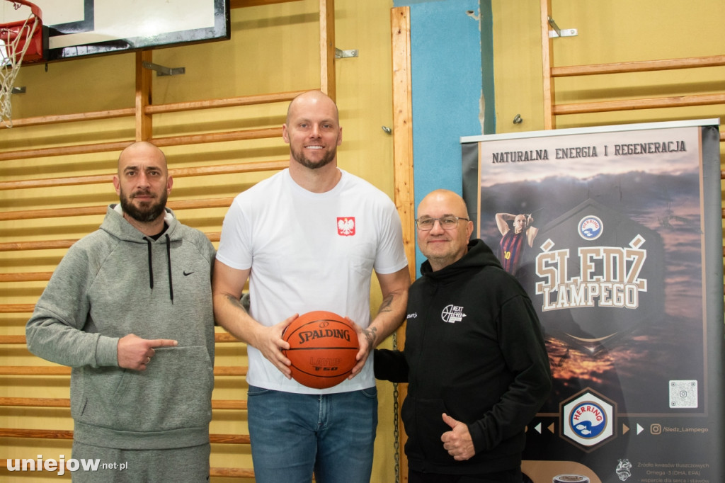 Były gracz NBA Maciej Lampe ściąga koszykówkę do Uniejowa