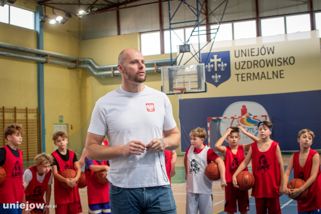 Były gracz NBA Maciej Lampe ściąga koszykówkę do Uniejowa