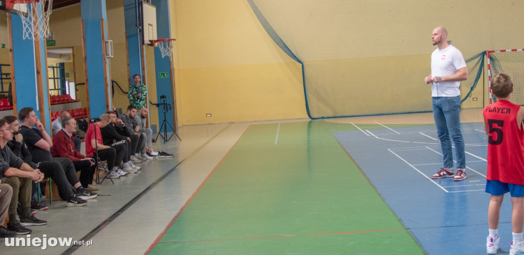 Były gracz NBA Maciej Lampe ściąga koszykówkę do Uniejowa