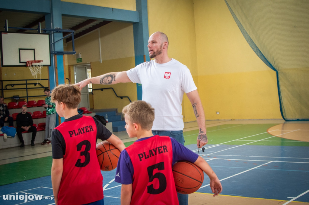 Były gracz NBA Maciej Lampe ściąga koszykówkę do Uniejowa