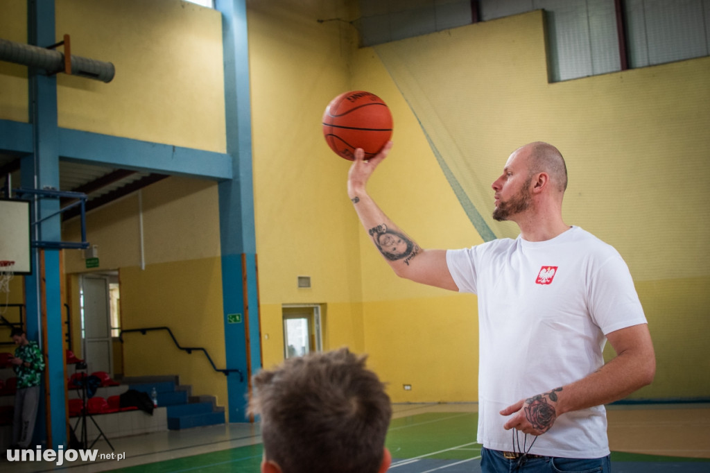 Były gracz NBA Maciej Lampe ściąga koszykówkę do Uniejowa