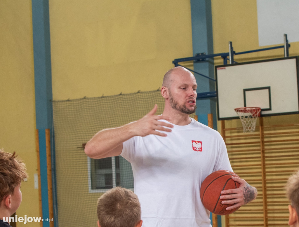 Były gracz NBA Maciej Lampe ściąga koszykówkę do Uniejowa