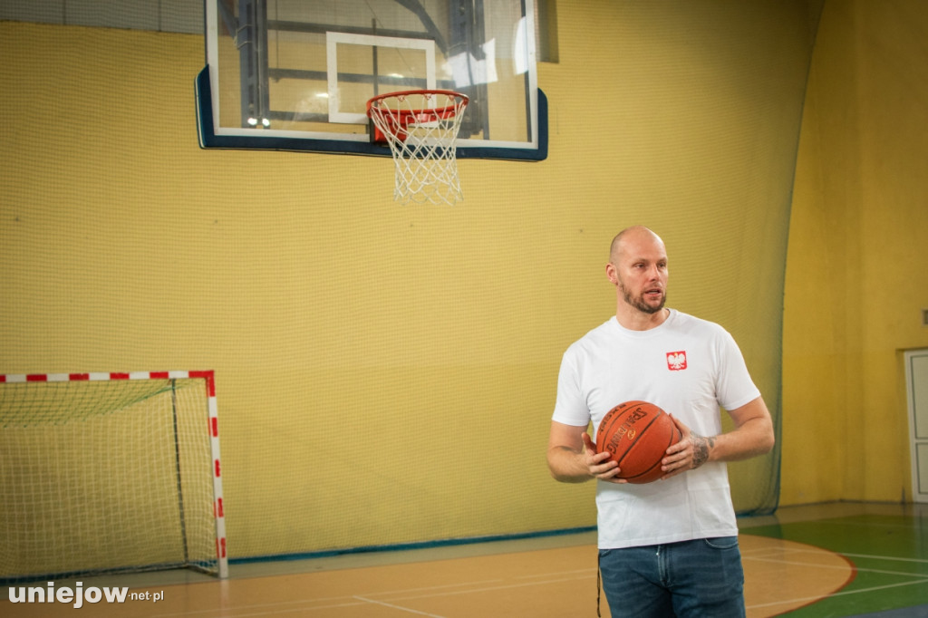 Były gracz NBA Maciej Lampe ściąga koszykówkę do Uniejowa