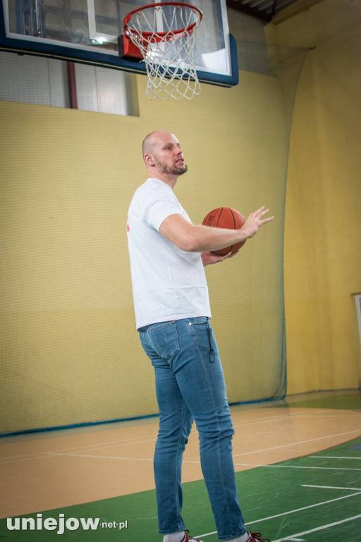 Były gracz NBA Maciej Lampe ściąga koszykówkę do Uniejowa