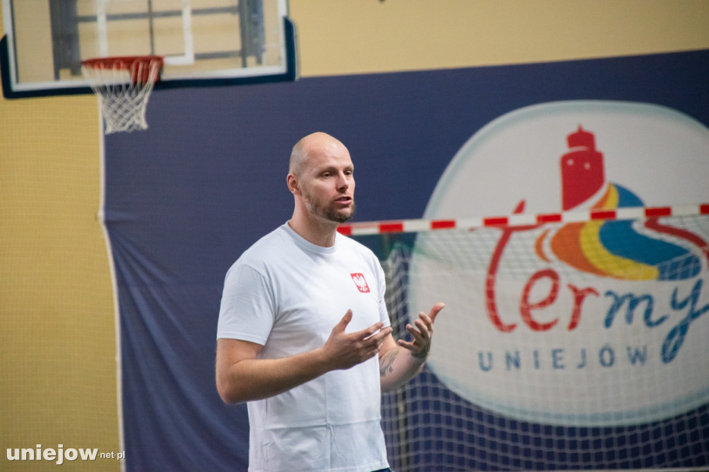 Były gracz NBA Maciej Lampe ściąga koszykówkę do Uniejowa