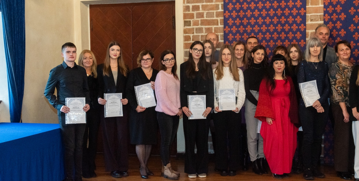 Burmistrz Uniejowa wręczył nagrody uczniom i studentom