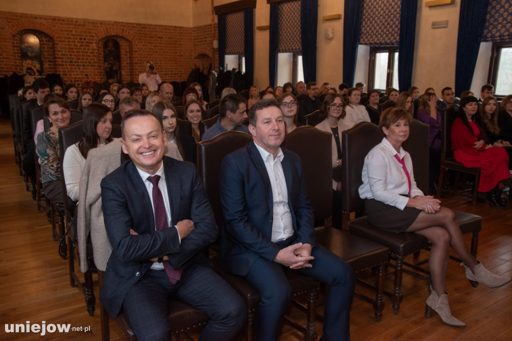 Burmistrz Uniejowa wręczył nagrody uczniom i studentom