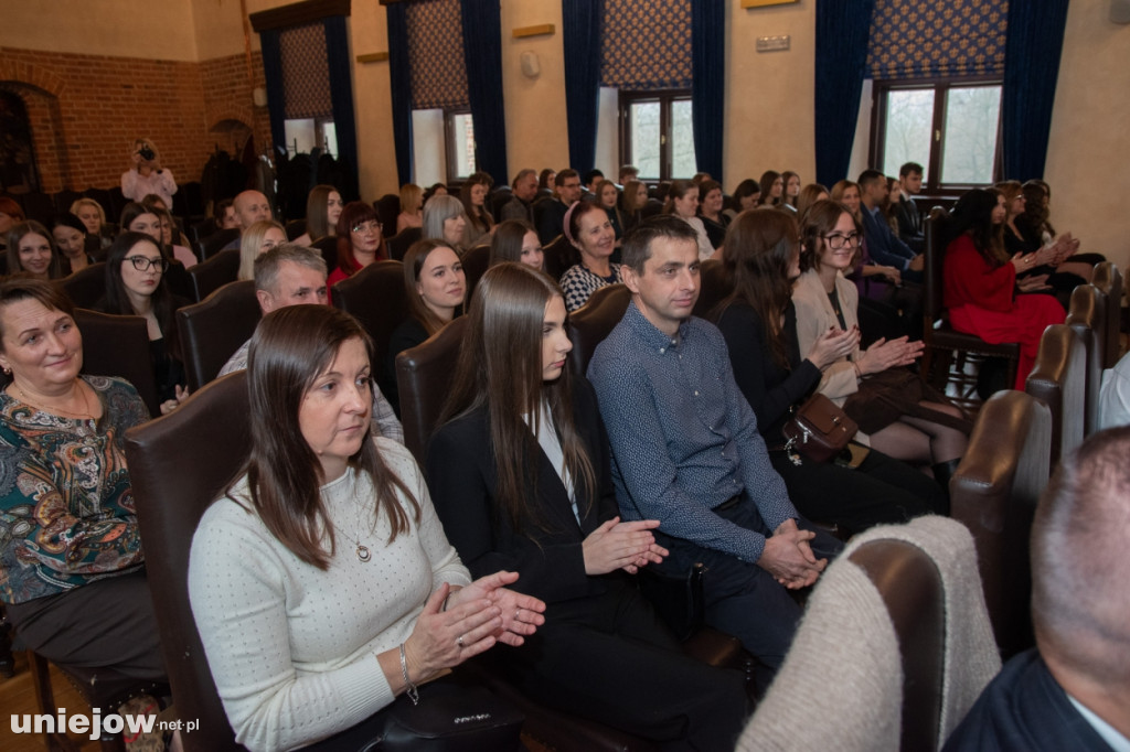 Burmistrz Uniejowa wręczył nagrody uczniom i studentom