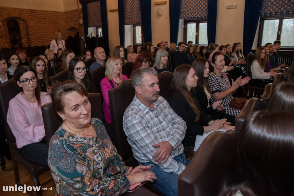 Burmistrz Uniejowa wręczył nagrody uczniom i studentom