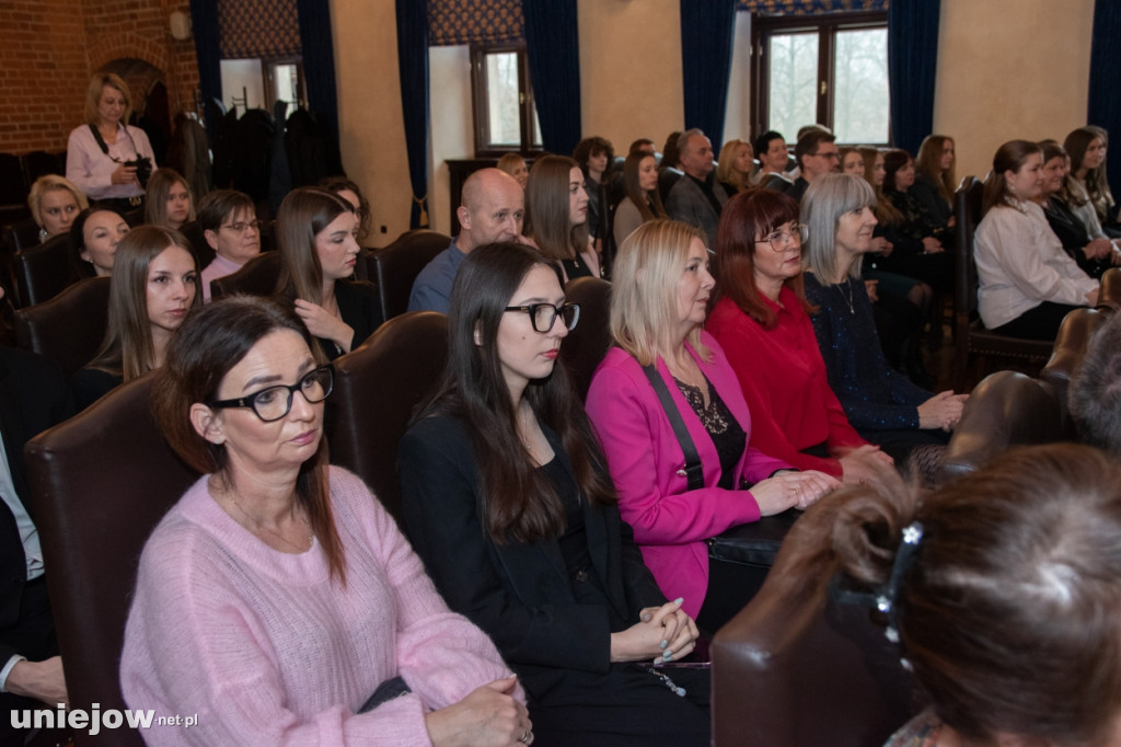 Burmistrz Uniejowa wręczył nagrody uczniom i studentom