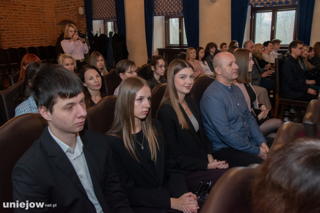 Burmistrz Uniejowa wręczył nagrody uczniom i studentom