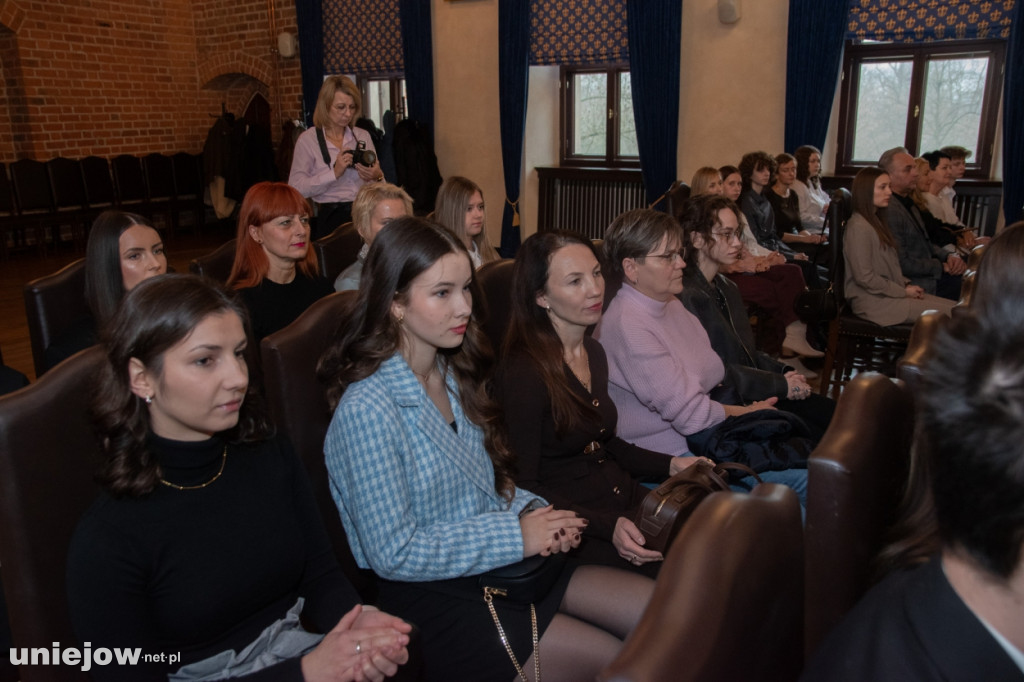 Burmistrz Uniejowa wręczył nagrody uczniom i studentom