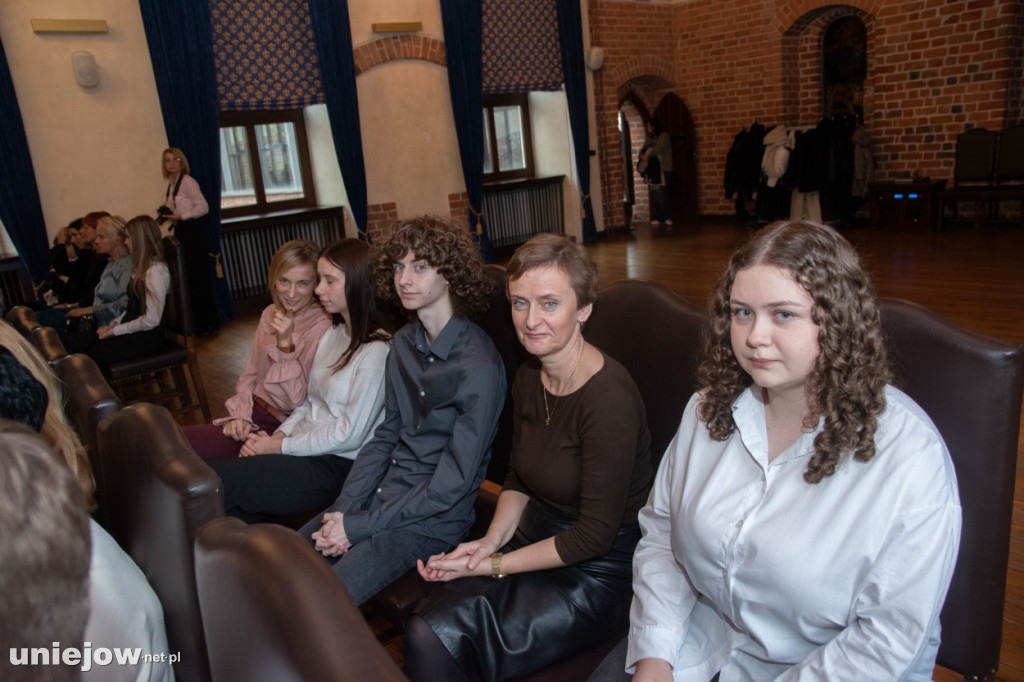 Burmistrz Uniejowa wręczył nagrody uczniom i studentom