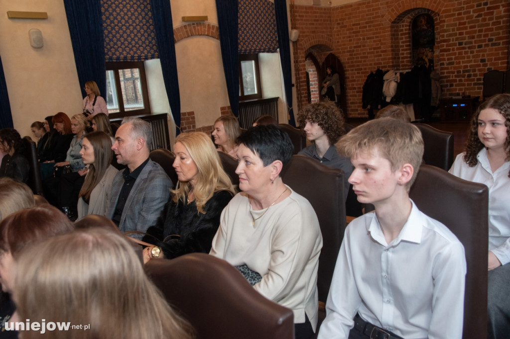 Burmistrz Uniejowa wręczył nagrody uczniom i studentom
