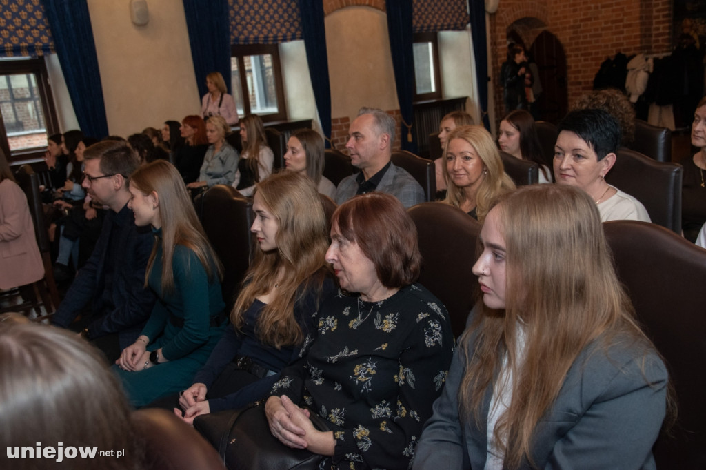 Burmistrz Uniejowa wręczył nagrody uczniom i studentom