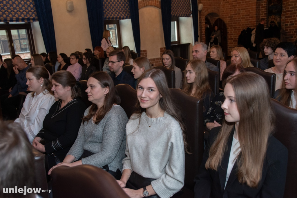 Burmistrz Uniejowa wręczył nagrody uczniom i studentom