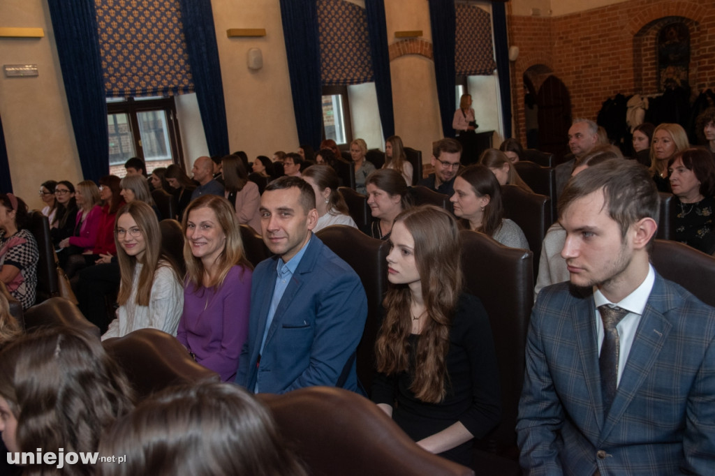 Burmistrz Uniejowa wręczył nagrody uczniom i studentom